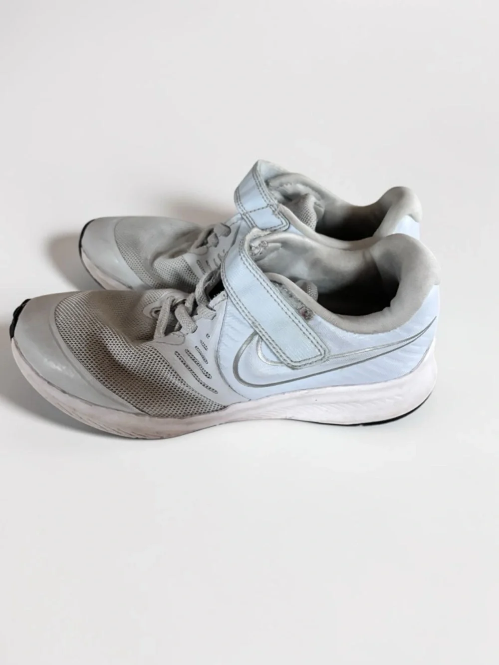Nike Kids Sneakers Size 2Y White Running Shoes Athletic Velcro - Picture 2 of 7